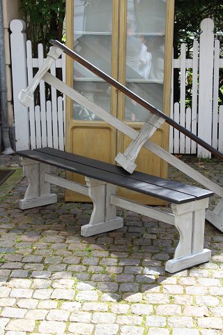 Old bench in wood, painted gray with black seat and with a fine patina.
(1 pcs. Available)