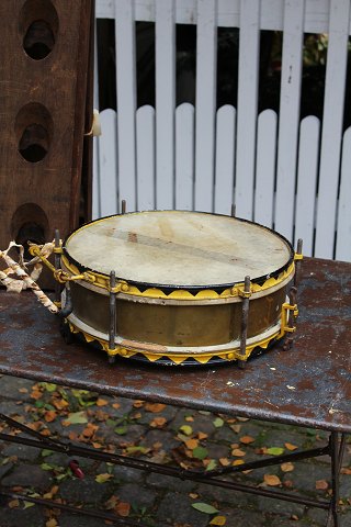 Decorative old drum with brass edge. H: 14 cm. dia.: 41 cm.