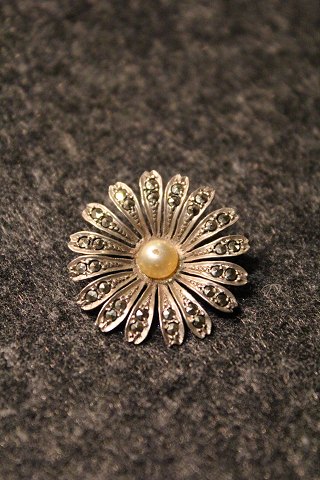 Old brooch in silver with lots of little shiny magasiter. Dia: 3,2cm.