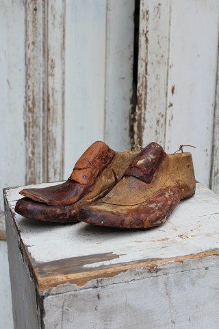 A pair of decorative old French shoe grenadier of wood with super nice patina.