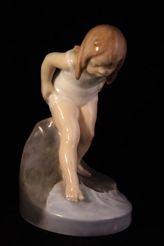 Bathing girl, porcelain figurine from Royal Copenhagen.
(before 1923)