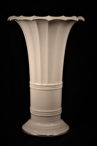 Hetsch vase from Royal Copenhagen, white with gold edge.
from 1958.