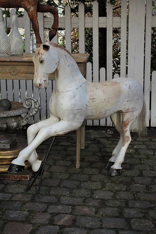 Stor dekorativ Svensk 1800 tals hest i udskåret træ.
Højde: 88cm. Længde: 110cm.