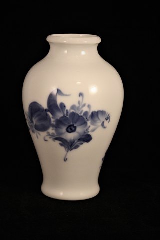Vase i Blå Blomst , Flettet fra Royal Copenhagen.
10/8259.