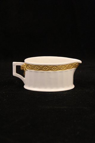 Cream jug in Gold Fan from Royal Copenhagen.
H: 4cm. L: 10cm.