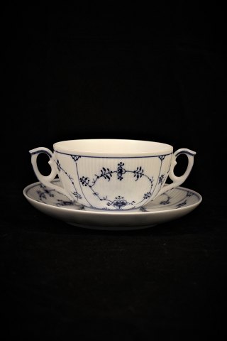 Royal Copenhagen Blue Fluted Plain Bouillion Cup 
with handle and with saucer. Dia:10,8cm.
RC#1/2199.
