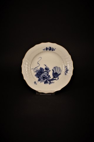 Royal Copenhagen Blue Flower Curved dessert plate with gold border. Dia.:15,5cm.
RC# 10/1626
