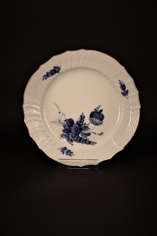 Royal Copenhagen Blue Flower Curved lunch plate with gold border. Dia.:22cm.
RC#10/1623.