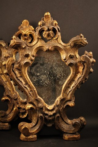 Et par dekorative forgyldte Franske 1800 tals væg spejle med gammelt spejlglas.
35x26cm.