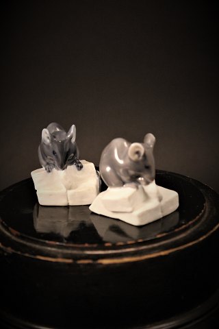 Royal Copenhagen porcelain figurine of little mouse sitting on cheese. 
H:4,5cm. 
RC# 510...