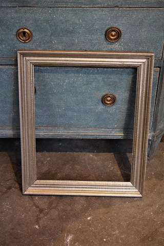 French 1800 century silver frame with fine patina.
Outer dimensions: 45,5x38cm.
