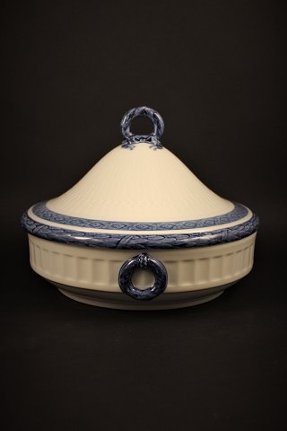 Royal Copenhagen Blue Fan round terrine with lid.
H: 16.5cm. Dia.:21,5cm.
RC# 1212/11503.