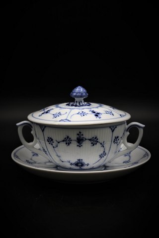 Royal Copenhagen Blue Fluted Fluted Bouillion Cup with lid, 
handle and with saucer. Dia: 10.8cm. 
RC#2199. ...