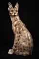 Sjælden porcelæns figur af en Serval fra Dahl Jensen - Danmark. ( DJ ) 
Højde:25,5cm.