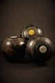 Dekorative gamle Fransk spillekugle
( Lawn Bowling Bowls) i mørkt træ med initialer skåret i ben...