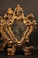 A pair of decorative French 1800 century wall mirrors with fine decorated frame 
with old gilding.
35x26cm.