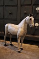 Dekorativ , svensk 1800 tals træ hest i fin grå farve og med en fin patina...