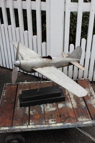 Dekorativt gammelt  model fly fra 30érnei træ og metal...