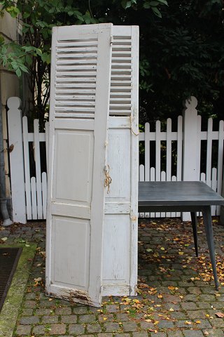 Et par dekorative gamle Fransk skodder med hvid farve