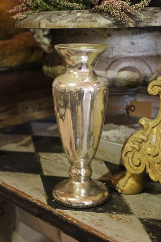 Antik vase i fattigmandssølv med fin patina.Højde: 24cm.
