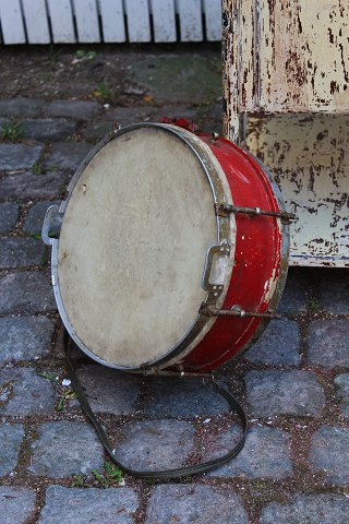 Decorative old drum with fine patina. H: 15 cm. Dia.: 35 cm.