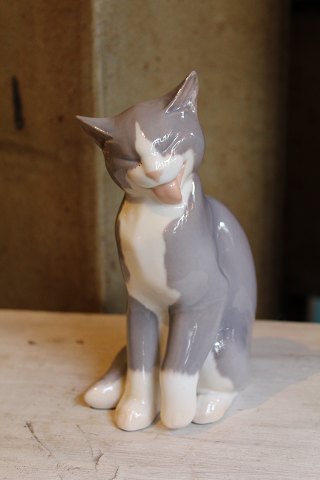Kat i porcelæn fra Bing & Grøndahl , dekorations nummer : 2256. 1.sort. H:18cm.