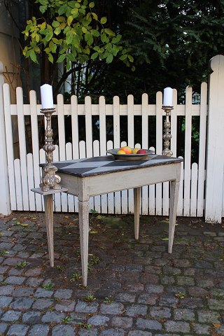 Svensk 1800 tals Gustaviansk konsol bord med kannelerede ben og harlekin tern på toppen.