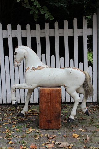 Dekorativ , Svensk 1800 tals træ hest i galop stående på gammel piedestal i træ.