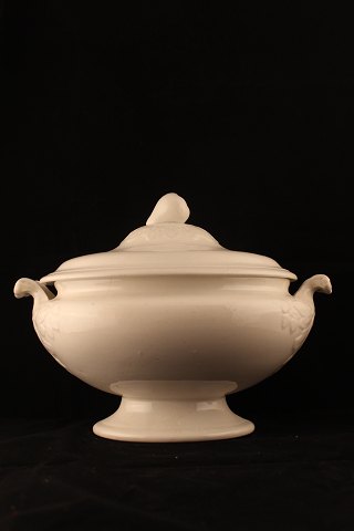 Old tureen in cream-colored earthenware with fine patina.