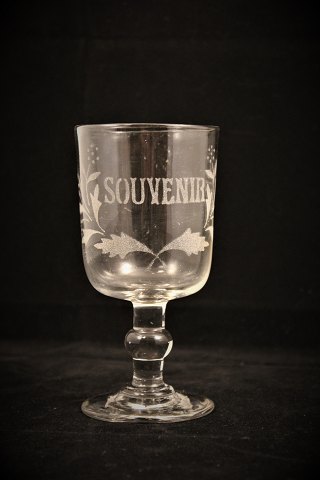 Gammelt Fransk souvenir vin glas med graveret skrift og dekorationer. 
"Souvenir"