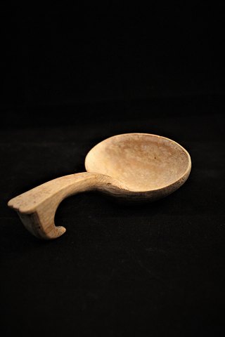 Swedish 1800 century wooden spoon with a really nice patina. Dimensions: 14x9cm.