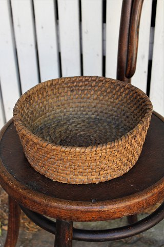 Swedish 1800 Century weave wooden basket with fine patina.
H:10cm. Dia.:26cm.