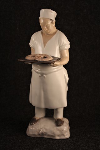 Porcelæns figur af bager fra Bing & Grøndahl.
Højde:28cm.
Dekorations nummer : 2223.