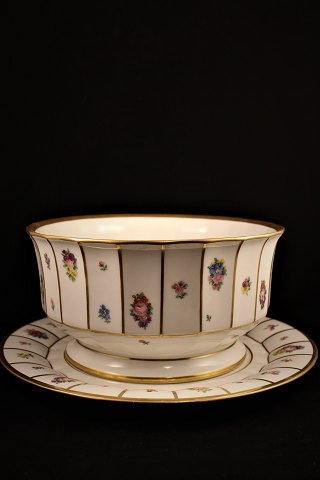 Stor skål med underfad i "Henriette" fra Royal Copenhagen.
ca. år 
1850-70.