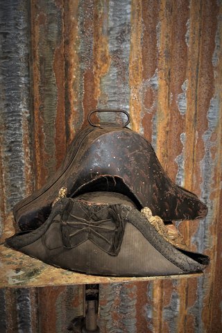 Gammel dekorativ , Fransk "Napoleon hat" med en super fin patina i original hatteæske af metal.