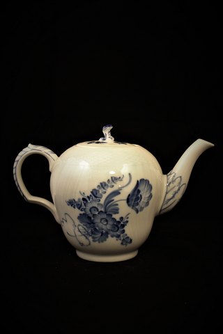 Te kande i Blå Blomst , Svejfet , fra Royal Copenhagen.før år 1923.10/1788.