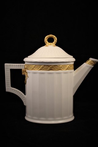 Coffee pot in Gold Fan from Royal Copenhagen.
H: 22cm.