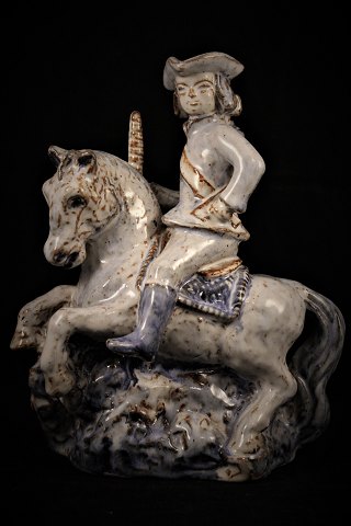 Glaseret keramik figur fra L.Hjorth - Danmark.H:24cm. L:21cm.