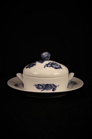 Royal Copenhagen Blue Flower, Braided butter jar with lid on solid dish.
10/8076.