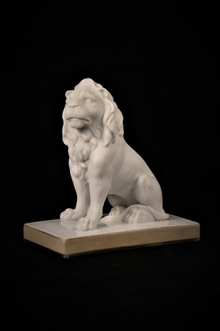 Antik Bing & Grøndahl , B&G løve i porcelæn / biskuit.H:13cm. L&B:13x7cm.