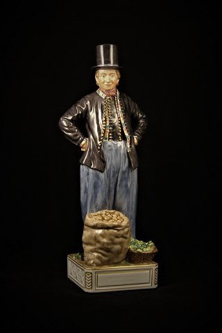Royal Copenhagen figur af mand i folkedragt , Amager torvedragt.
Højde: 31cm.
