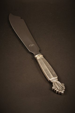 Gammel Georg Jensen , Dronning lagkagekniv i sterling sølv.
Længde : 27cm.