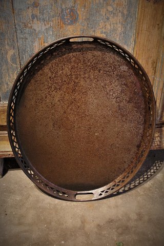 Gammel rå Fransk oval bakke i afpudset jern med hul mønster langs kanten.
51,5x41,5cm.