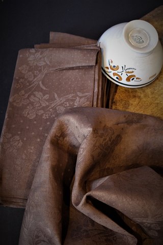 13 stk. Flotte gamle Franske damask vævet linned servietter i smuk brun farve.
60x60cm.