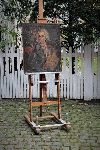 Decorative old painter easel in wood with a super fine patina...