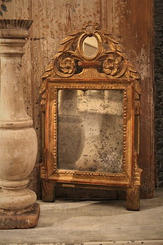Dekorativt , Fransk 1800 tals spejl med fin dekoreret ramme med gammel 
forgyldning.
56x38cm.