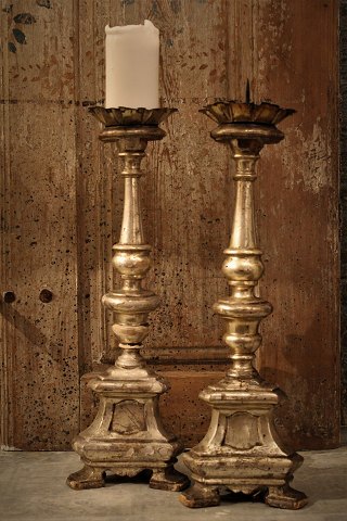 Et par antikke 1800 tals Franske lysestager i udskåret træ med gammel 
sølvbelægning.
H:48cm.