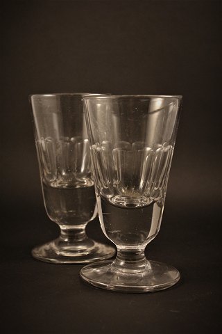 2 stk. gamle Franske mundblæste vinglas med fine slibninger.
H:14,5cm. Dia.:7cm.