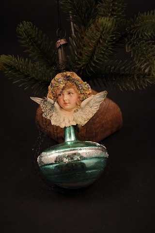 Juletræs pynt , glas pynt med glas billede engel fra omkring år 1940. Længde: 
10cm.