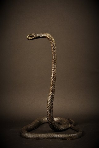 Gammel slange i bronze med krog i munden til at hænge evt. smykker på. H:22cm.